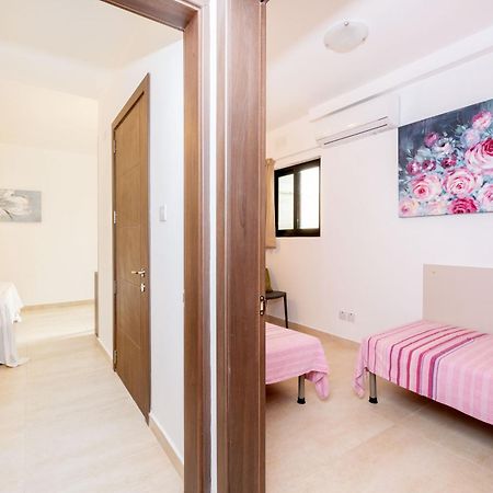 Islet Promenade Seafront Family Apartment With 2 Balconies By Getawaysmalta St. Paul's Bay Dış mekan fotoğraf