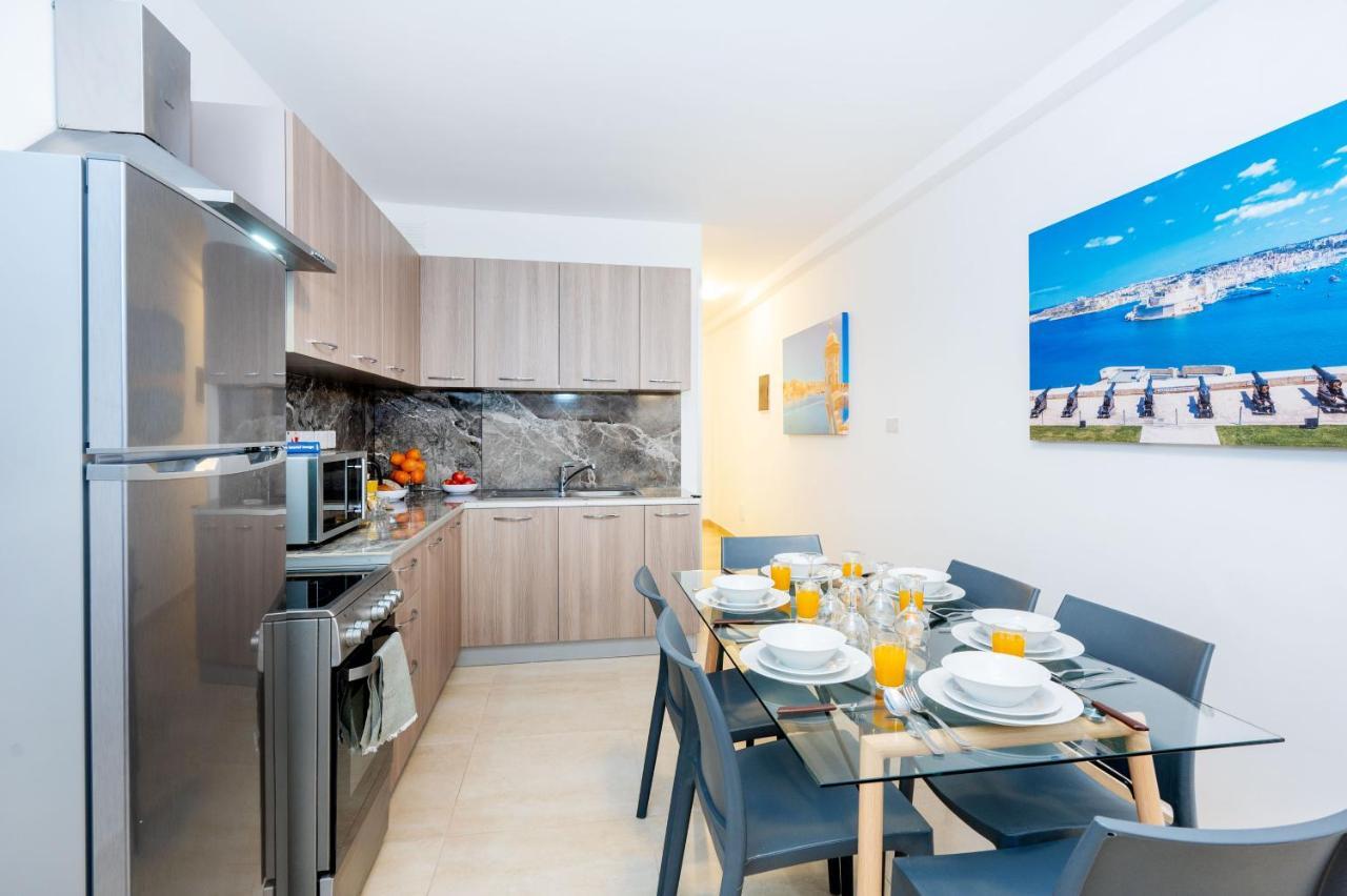 Islet Promenade Seafront Family Apartment With 2 Balconies By Getawaysmalta St. Paul's Bay Dış mekan fotoğraf