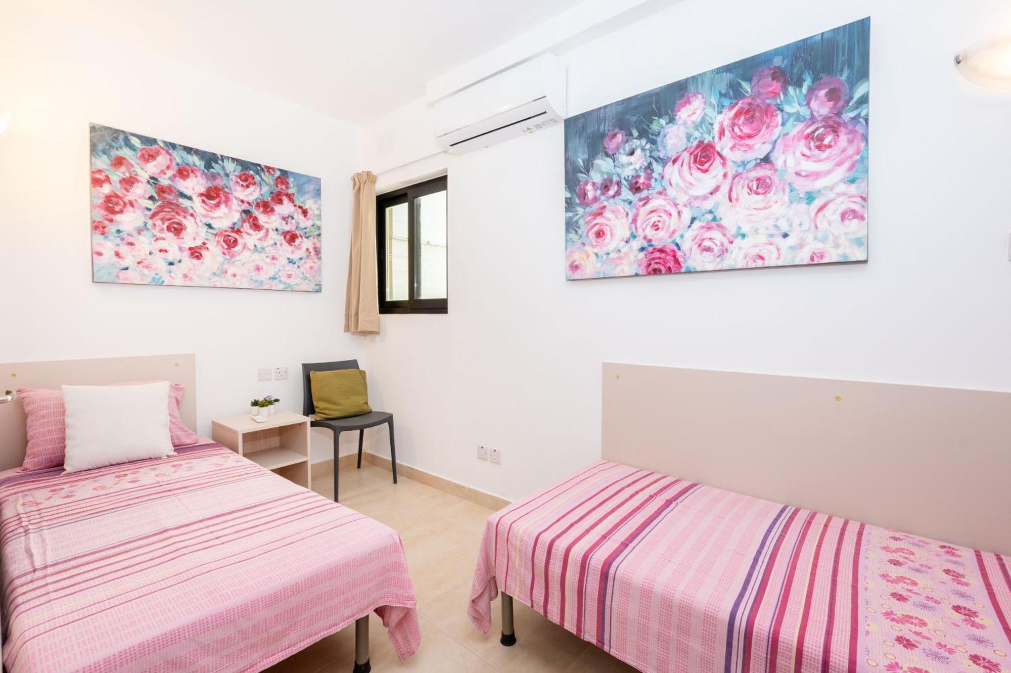 Islet Promenade Seafront Family Apartment With 2 Balconies By Getawaysmalta St. Paul's Bay Dış mekan fotoğraf