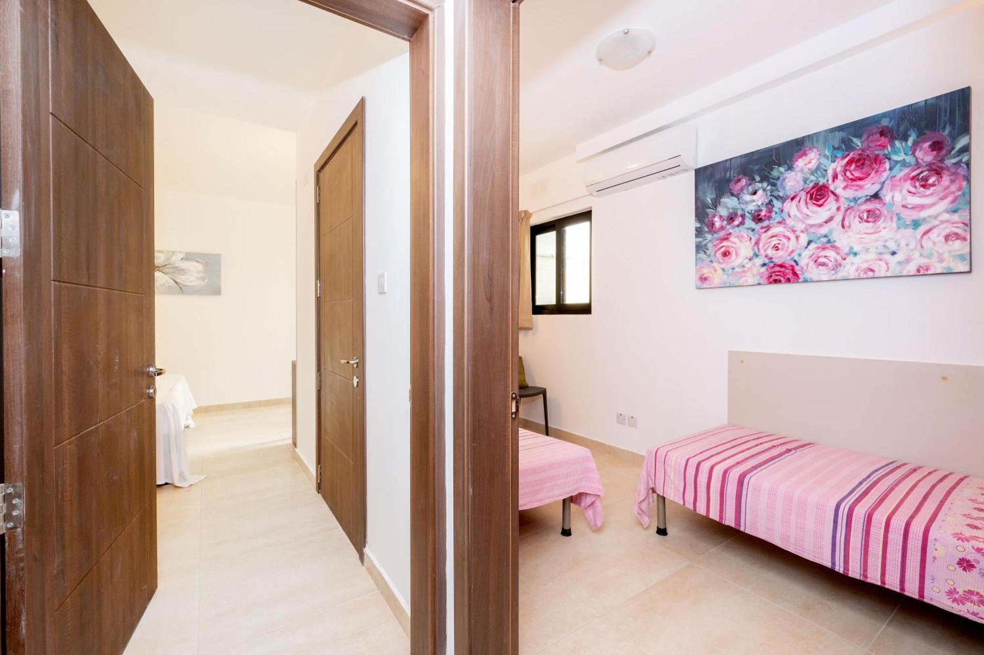 Islet Promenade Seafront Family Apartment With 2 Balconies By Getawaysmalta St. Paul's Bay Dış mekan fotoğraf