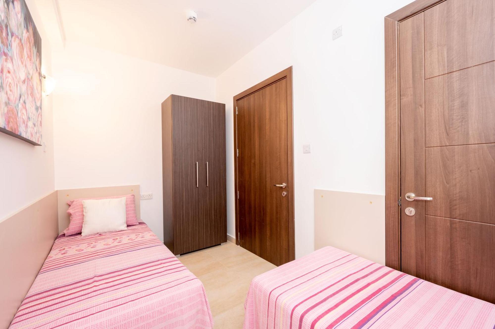Islet Promenade Seafront Family Apartment With 2 Balconies By Getawaysmalta St. Paul's Bay Dış mekan fotoğraf