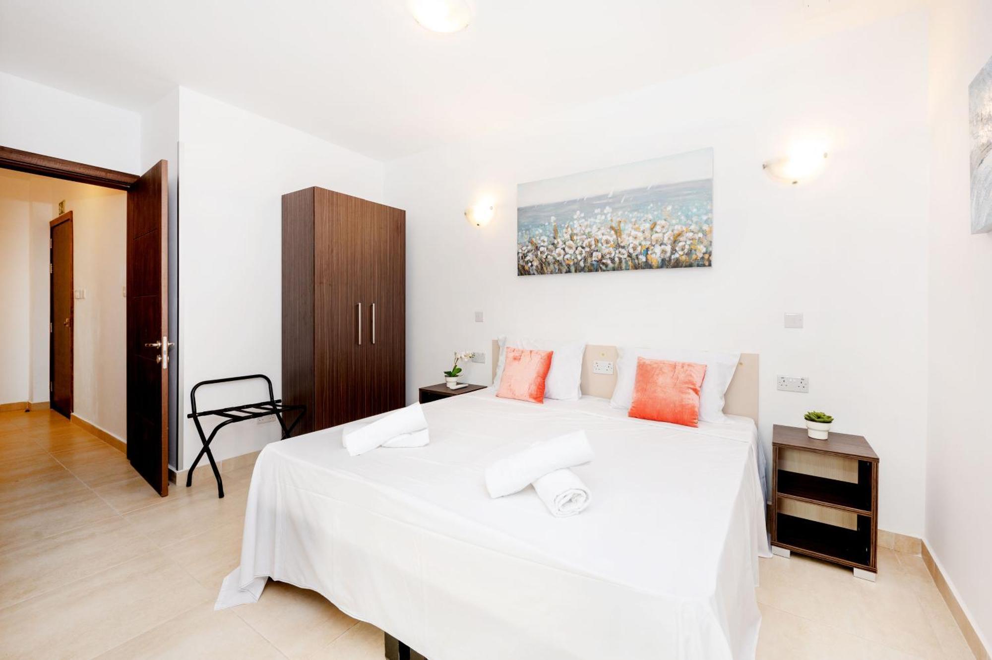 Islet Promenade Seafront Family Apartment With 2 Balconies By Getawaysmalta St. Paul's Bay Dış mekan fotoğraf