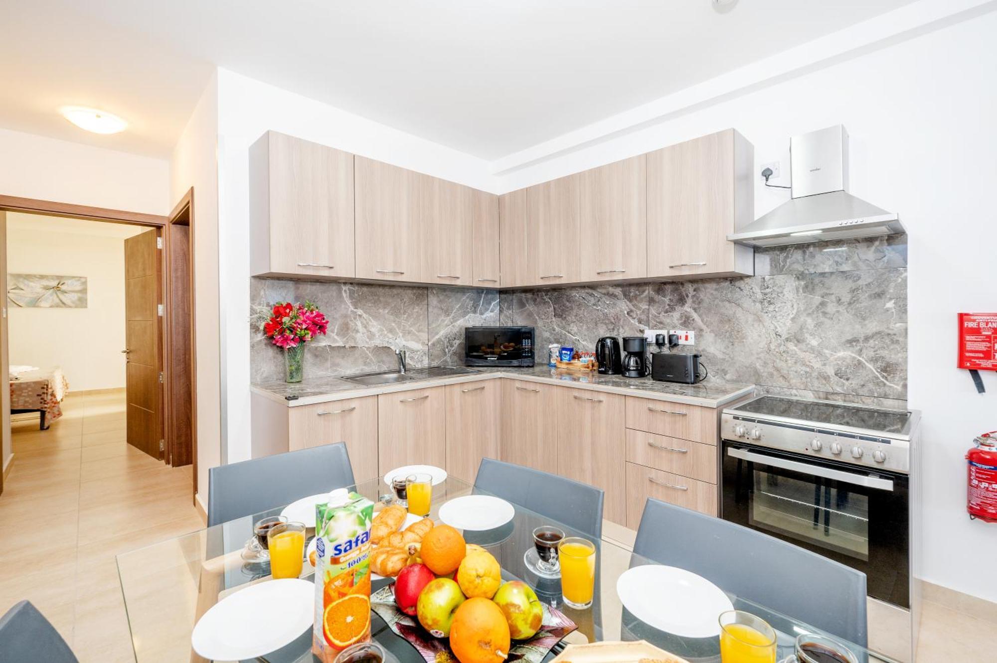 Islet Promenade Seafront Family Apartment With 2 Balconies By Getawaysmalta St. Paul's Bay Dış mekan fotoğraf