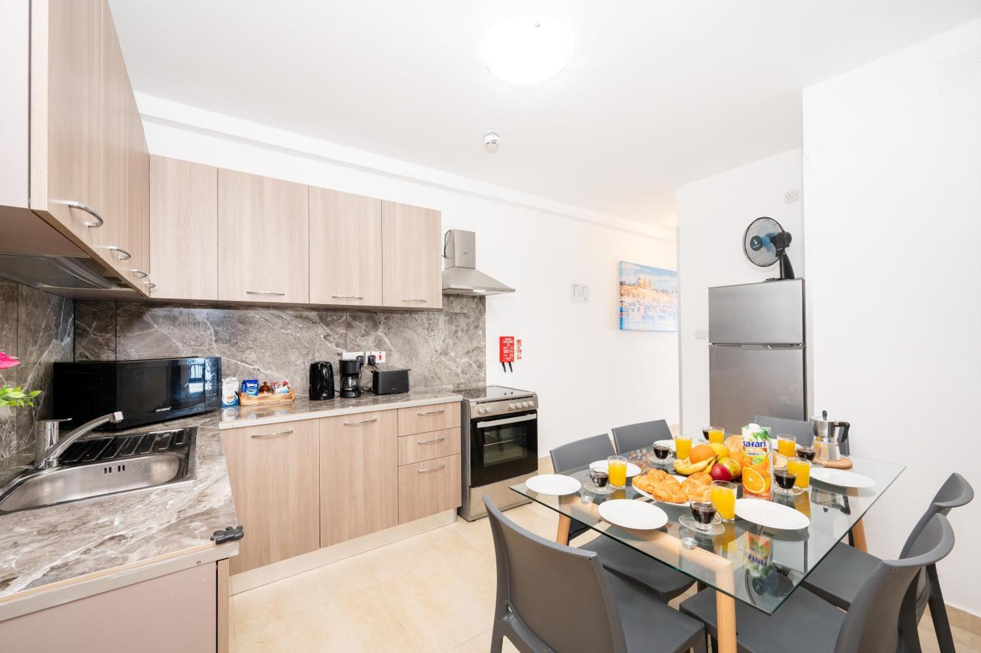 Islet Promenade Seafront Family Apartment With 2 Balconies By Getawaysmalta St. Paul's Bay Dış mekan fotoğraf