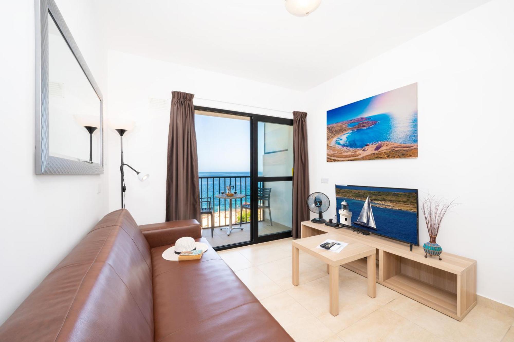Islet Promenade Seafront Family Apartment With 2 Balconies By Getawaysmalta St. Paul's Bay Dış mekan fotoğraf