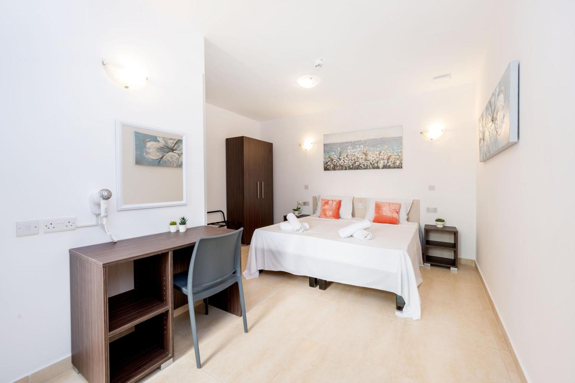 Islet Promenade Seafront Family Apartment With 2 Balconies By Getawaysmalta St. Paul's Bay Dış mekan fotoğraf